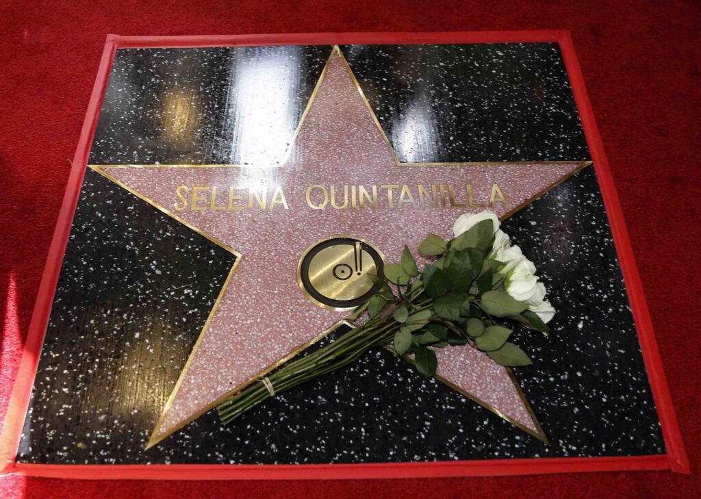 MAN02. Hollywood (United States), 04/11/2017.- The star of late US-Mexican singer Selena Quintanilla is pictured following a posthumous star ceremony on the Hollywood Walk of Fame in Hollywood, California, USA, 03 November 2017. Selena Quintanilla, 'The Queen of Tejano Music' was killed on 31 March 1995. Selena received the 2,622 star in the recording category. (Estados Unidos) EFE/EPA/MIKE NELSON