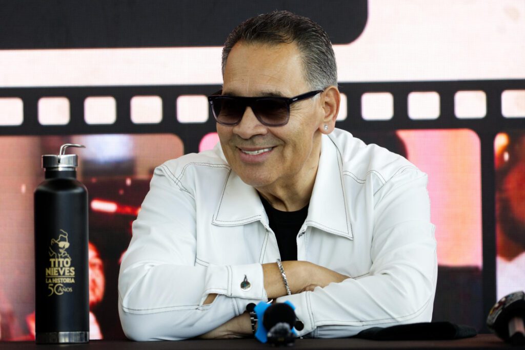 El salsero puertorriqueño Tito Nieves fue registrado este mates, 25 de febrero, durante una rueda de prensa en la que anunció su gira '50 Años - La Historia', con la que celebra medio siglo de carrera artística, en el Coliseo Miguel Agrelot de San Juan (Puerto Rico). EFE/Thais Llorca