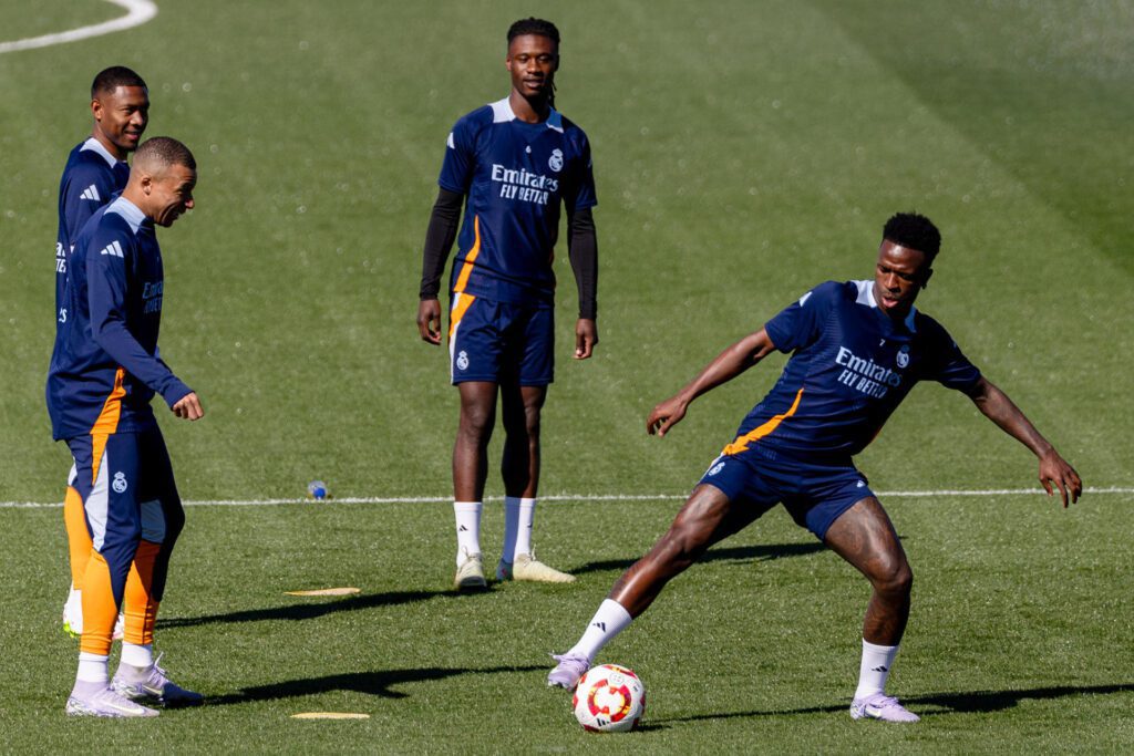 Los delanteros del Real Madrid Vinicius Jr y Kylian Mbappé, durante el entrenamiento de este lunes, preparatorio del partido de semifinales de la Copa del Rey contra la Real Sociedad.-EFE/ Daniel González