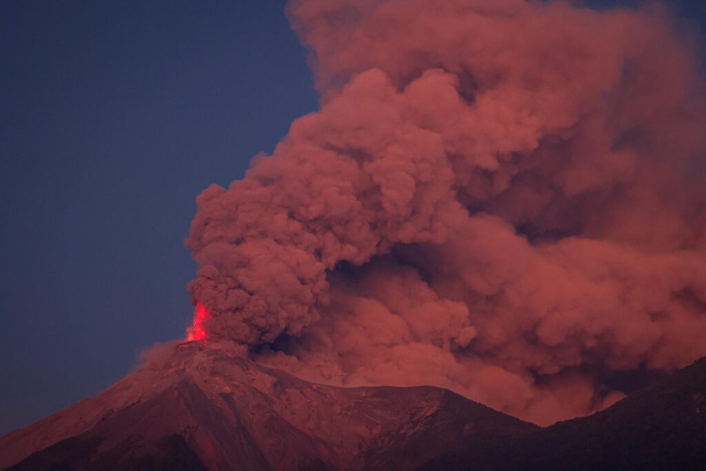 AME8312. ALOTENANGO (GUATEMALA), 10/03/2025.- Fotografía del volcán de Fuego durante una "erupción masiva" en la madrugada de este lunes, en Alotenango (Guatemala). El volcán de Fuego en Guatemala, ubicado en el centro del país, se encuentra en una fase de "erupción masiva", por lo que las autoridades locales de protección civil han indicado que se encuentran en alerta. EFE/ Str