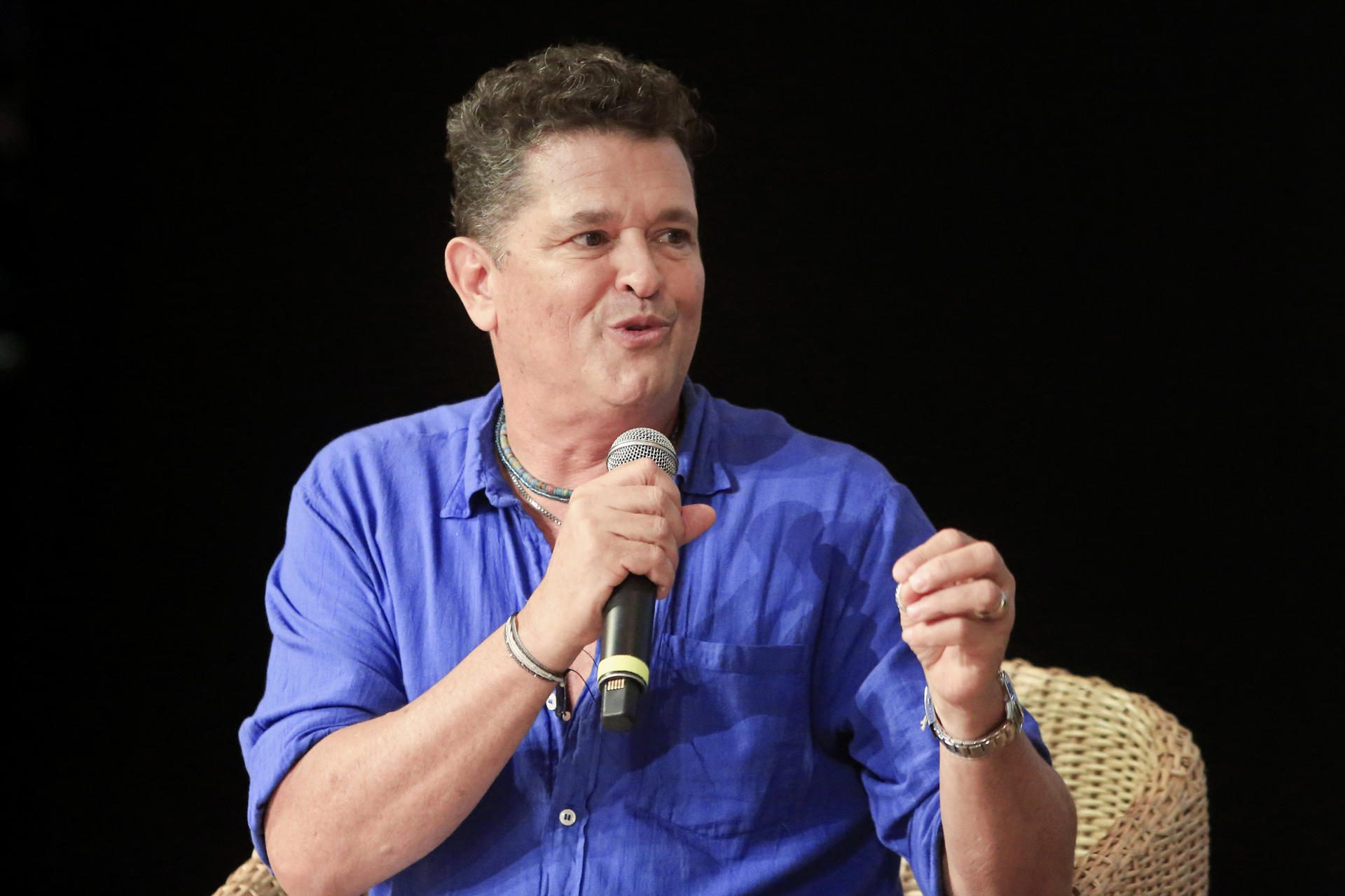 El cantante y compositor colombiano Carlos Vives habla durante la charla de apertura del vigésimo Hay Festival este jueves, en la ciudad de Cartagena (Colombia). EFE/ Ricardo Maldonado Rozo