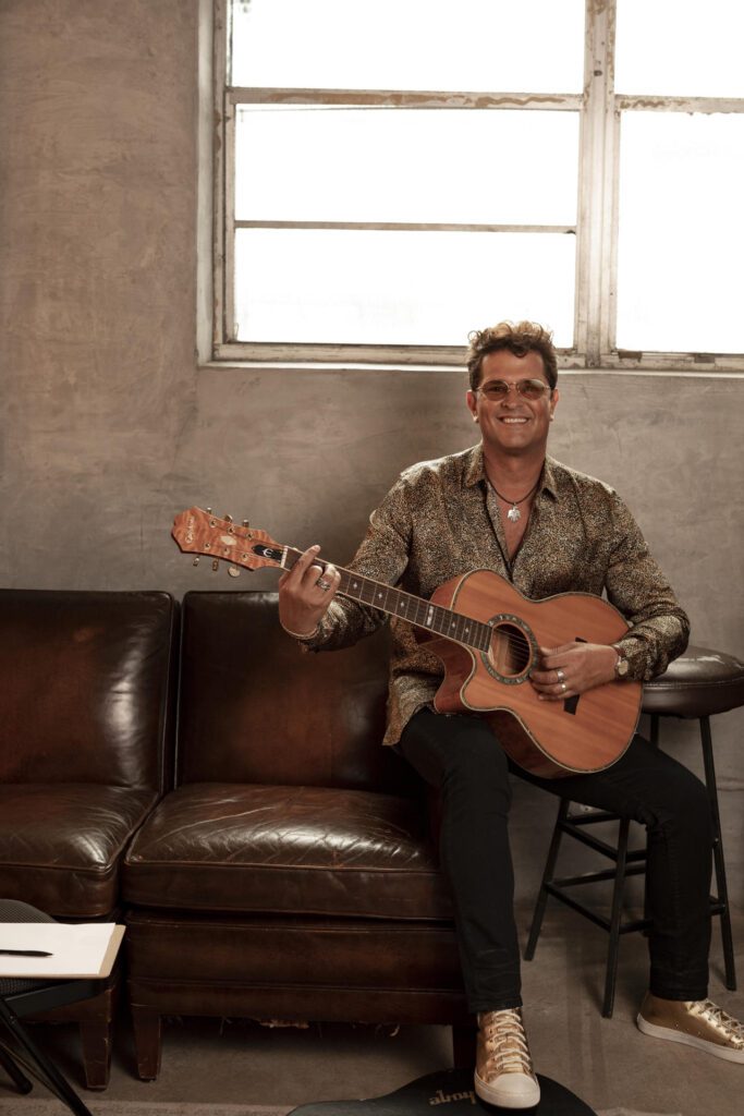 Fotografía cedida por Andrés Oyuela donde aparece el cantautor colombiano Carlos Vives quien fue nombrado como 'Leyenda de Nuestra Tierra' 2025 en reconocimiento a sus más de tres décadas de trayectoria musical y su indeleble aporte a la música hecha en Colombia, según informó este miércoles la organización Premios Nuestra Tierra. EFE/ Andrés Oyuela