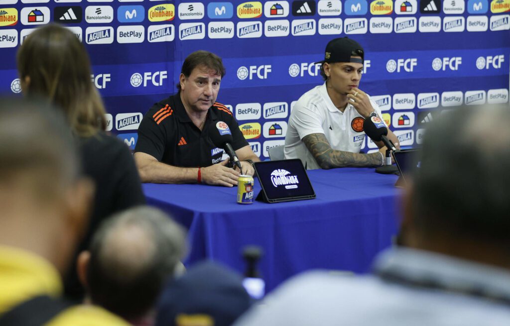 El director técnico de la selección Colombia de fútbol, Néstor Lorenzo (i), habla junto al jugador Richard Ríos durante una rueda de prensa en Barranquilla (Colombia). EFE/Mauricio Dueñas Castañeda