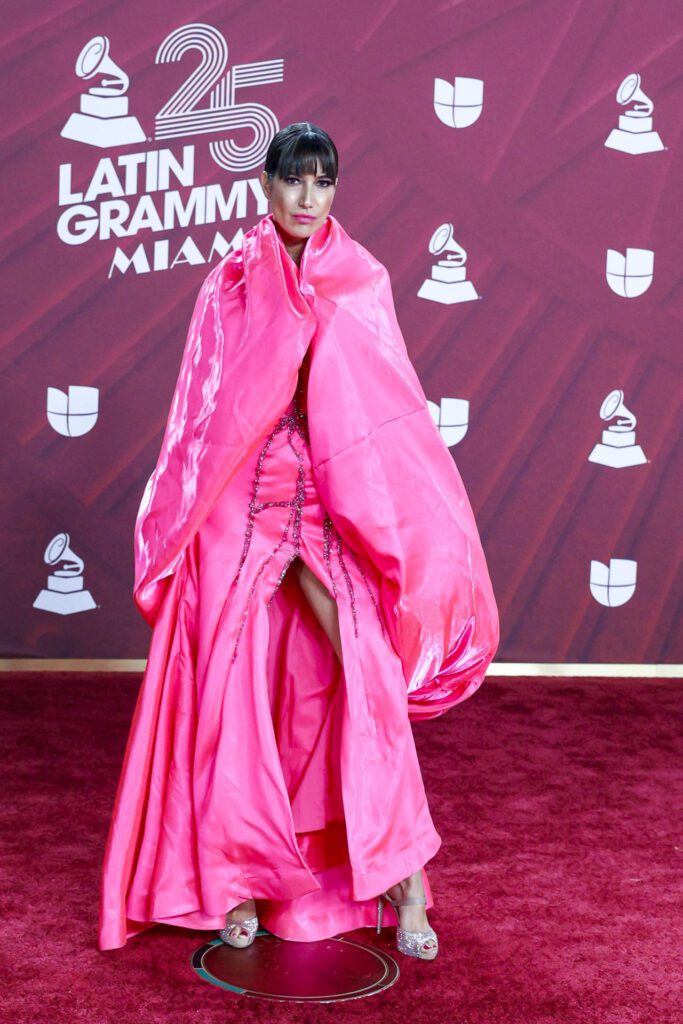 USA8974. MIAMI (ESTADOS UNIDOS), 14/11/2024.- La actriz Tatiana Mendoza, posa en la alfombra roja de la 25 entrega anual de los Premios Latin Grammy, este jueves, en el Kaseya Center de Miami, Florida (Estados Unidos). EFE/ Eva Marie Uzcátegui