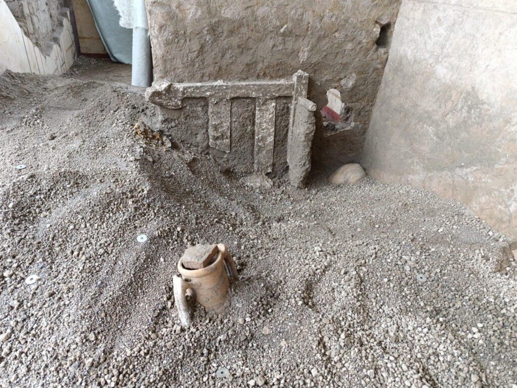 Una investigación publicada este miércoles reconstruye cómo los residentes de una casa de la antigua Pompeya intentaron salvarse de la erupción del Vesubio que destruyó la urbe el 79 d.C., encerrándose en una habitación bloqueada con una cama, en "los últimos momentos de una vida interrumpida bruscamente", reveló este miércoles el parque arqueológico del yacimiento. EFE/Parque Arqueológico de Pompeya/SOLO USO EDITORIAL/SOLO DISPONIBLE PARA ILUSTRAR LA NOTICIA QUE ACOMPAÑA (CRÉDITO OBLIGATORIO)