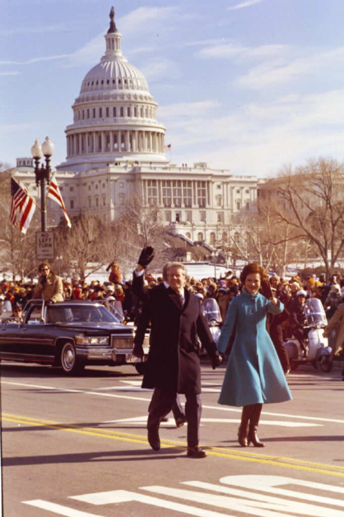 AME7833. BOGOTÁ (COLOMBIA), 29/12/2024.- Fotografía cedida por la Fundación Carter donde se observa al expresidente Jimmy Carter junto a su esposa Rosalynn Carter durante un desfile el 20 de enero de 1977, en Washington (Estados unidos). El expresidente de Estados Unidos Jimmy Carter, electo en 1976 y ganador del Premio Nobel de la Paz en 2002, murió este domingo a los 100 años en su hogar de Plains, Georgia, rodeado de su familia, confirmó el Centro Carter en un comunicado. EFE/ Fundación Carter