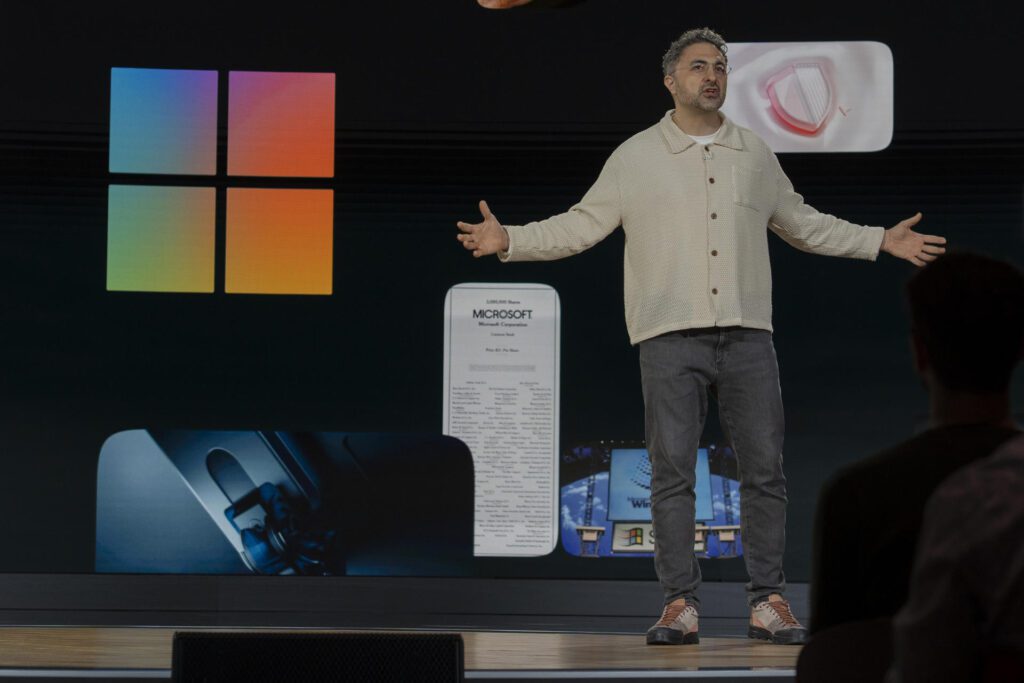 El CEO de Microsoft AI, Mustafá Suleyman, habla durante la celebración de los 50 años de Microsoft este viernes en la sede de la empresa en Seattle (Estados Unidos). EFE/ Angel Colmenares