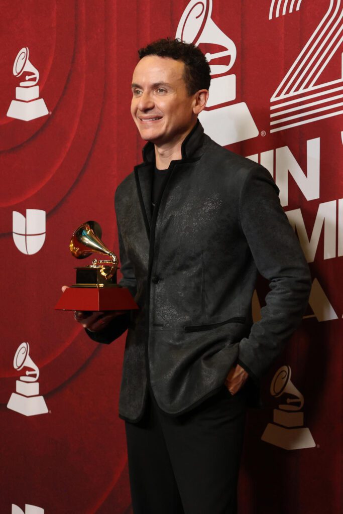USA8973. MIAMI (FL, EEUU), 14/11/2024.- El cantante colombiano Fonseca, posa con su premio en la alfombra roja de la 25 entrega anual de los Premios Latin Grammy, este jueves, en el Kaseya Center de Miami, Florida. EFE/ Octavio Guzmán