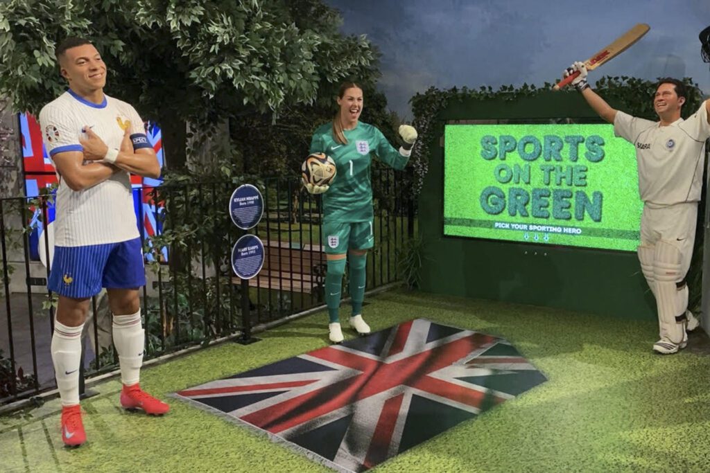El museo de cera Madame Tussauds de Londres exhibe por primera vez al público desde este viernes la figura de cera del futbolista francés del Real Madrid Kylian Mbappé (i), que convivirá junto a las de otras personalidades del deporte como Cristiano Ronaldo o Lewis Hamilton. EFE/Miguel Salvatierra