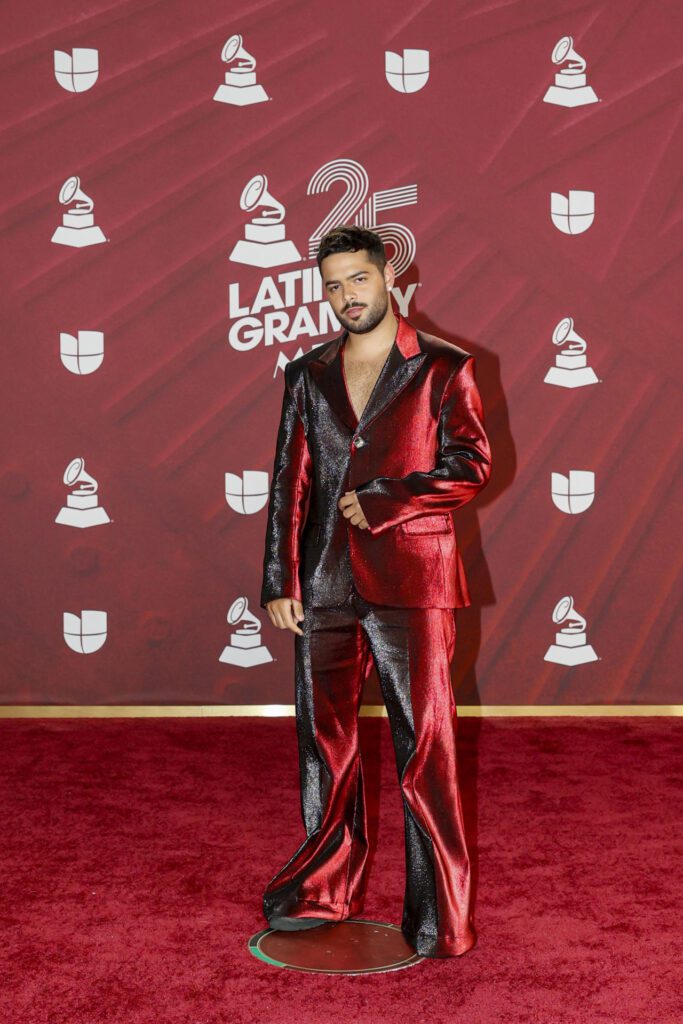 MIAMI (FL, EEUU), 15/11/2024.- El cantante brasileño Pedro Sampaio posa en la alfombra roja de la 25 entrega anual de los Premios Latin Grammy celebrados este jueves en el Kaseya Center de Miami, Florida. EFE/Eva Marie Uzcátegui