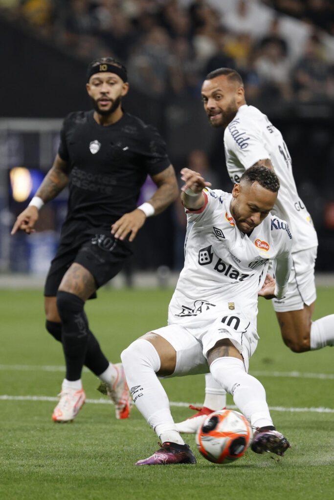 Neymar, de Santos, patea un balón en un partido del Campeonato Paulista entre Corinthians y Santos en el estadio Neo Química Arena en Sao Paulo (Brasil). EFE/ Sebastiao Moreira