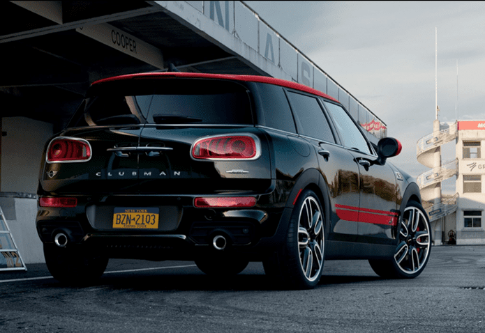 En su variante Clubman S, el MINI Clubman 2020 cuenta con tapizados en cuero Cross Puch/Pure Burgundy, volante deportivo multifuncional MINI Yours con buen grip y forrado en cuero.