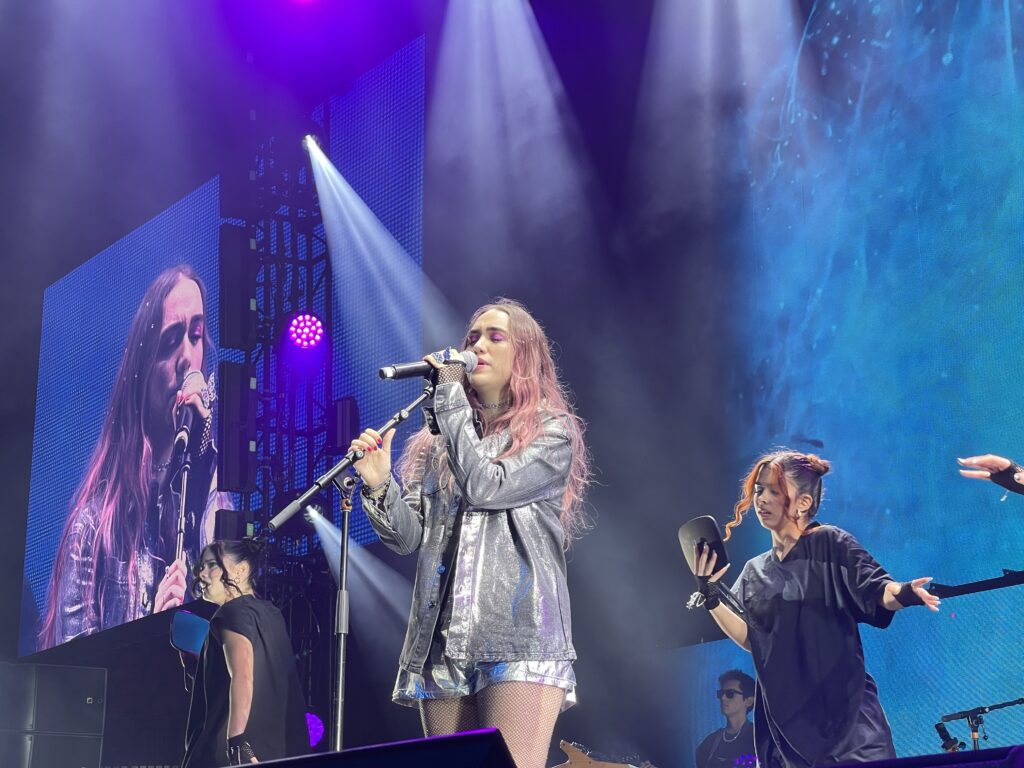 Ela Taubert, cantautora colombiana deleitó a los presentes con su tema "Y Si Eras Tú", siendo la primera artista en salir al escenario.