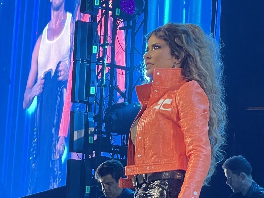 El auditorio se enloqueció cuando la cantante mexicana Gloria Trevi arrancó su set con su himno "Pelo Suelto". Canciones icónicas de la artista como "Todos Me Miran" y "Con los Ojos Cerrados" también formaron parte del repertorio de la Trevi que dejó a más de uno sin aliento.
