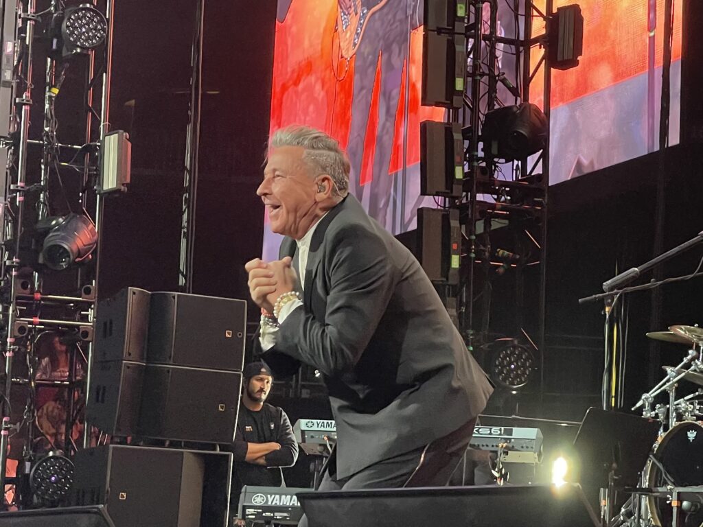 Justo después de Camilo, su suegro, el maestro Ricardo Montaner tomó el escenario para interpretar sus éxitos "La Cima del Cielo", "Bésame" y "Me Va a Extrañar", entre otras.