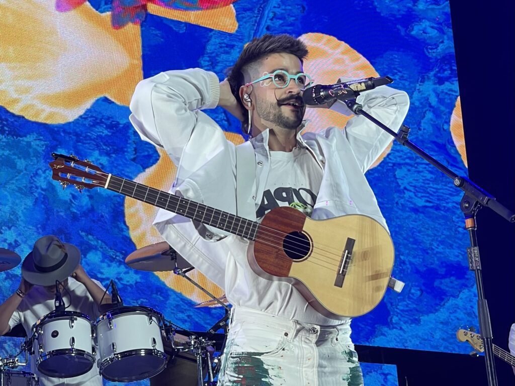El cantante Camilo, que cantó con su esposa Eva Luna "Por primera Vez", alborotó a los presentes cuando al terminar su set cantó "Vida de Rico", su mayor éxito.
