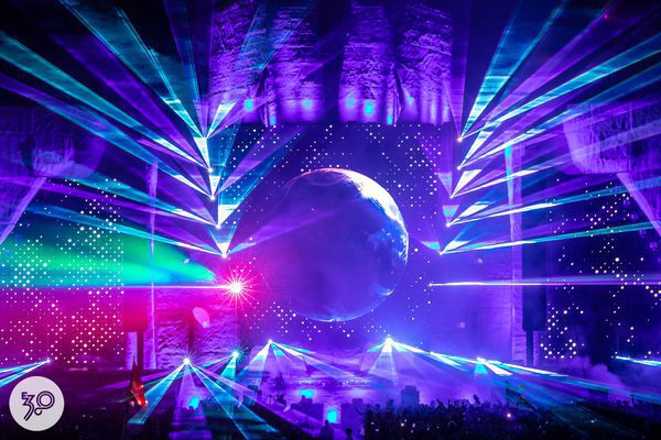 Electric Zoo 3.0 invitó a todos los asistentes a "conectarse a la matriz" transformando los terrenos en un paraíso de música dance electrónica impulsado por tecnología de IA.