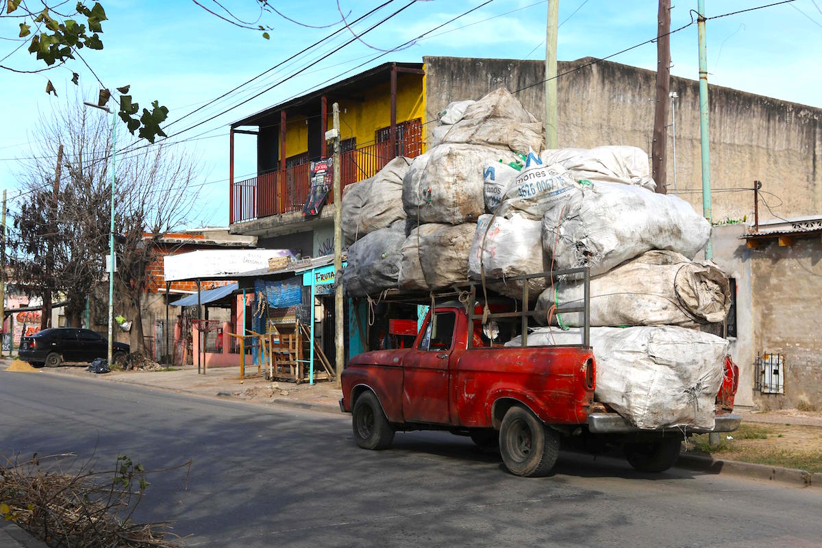 El barrio de la infancia de Maradona, donde vivir es una actividad de riesgo
