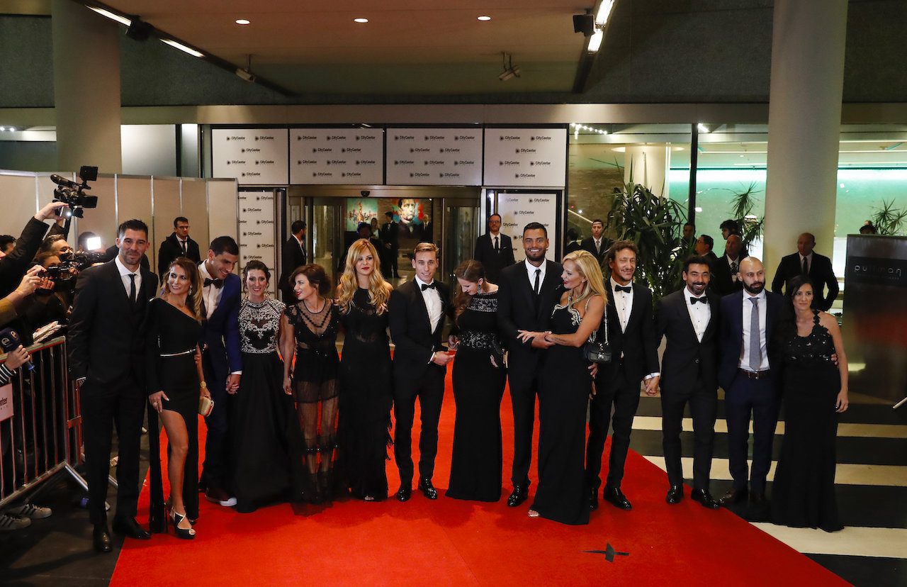 Los jugadores Javier Mascherano (d); Ezequiel Lavezzi (3d), Nicolás Vázquez (4d), el actor argentino; Sergio Romero (6d), Lucas Biglia y otros invitados posan el 30 de junio de 2017, en la boda del futbolista argentino Lionel Messi y Antonella Rocuzzo, en Rosario (Argentina). EFE/David Fernández