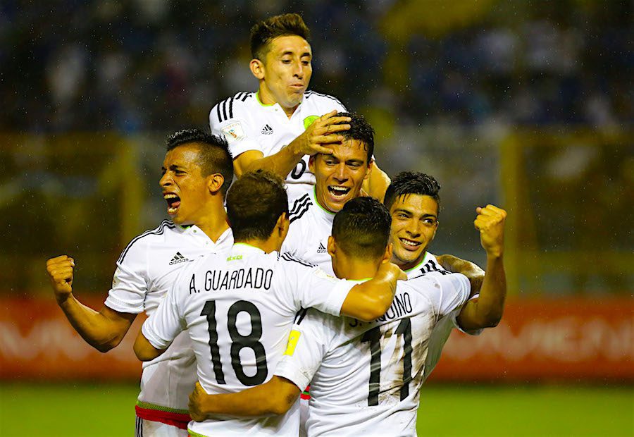 Jugadores de México celebran eaun gol contra El Salvador el pasado, viernes 2 de septiembre de 2016, durante un partido de las eliminatorias para el Mundial de Rusia 2018 en el Estadio Cuscatlán, en San Salvador (El Salvador). EFE/Oscar Rivera