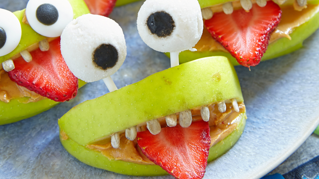 Snacks de Halloween monstruosos y saludables para tu fiesta: manzanas, fresas y más.