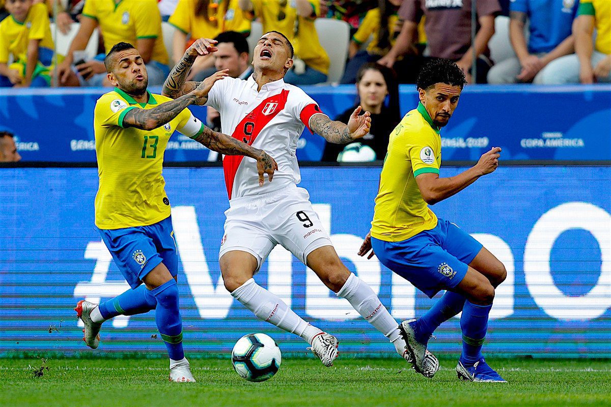  Paolo Guerrero (c) de Perú disputa un balón con Dani Alves de Brasil durante el partido Perú-Brasil del Grupo A de la Copa América de Fútbol 2019, en el Estadio Arena Corinthians de São Paulo, Brasil.EFE