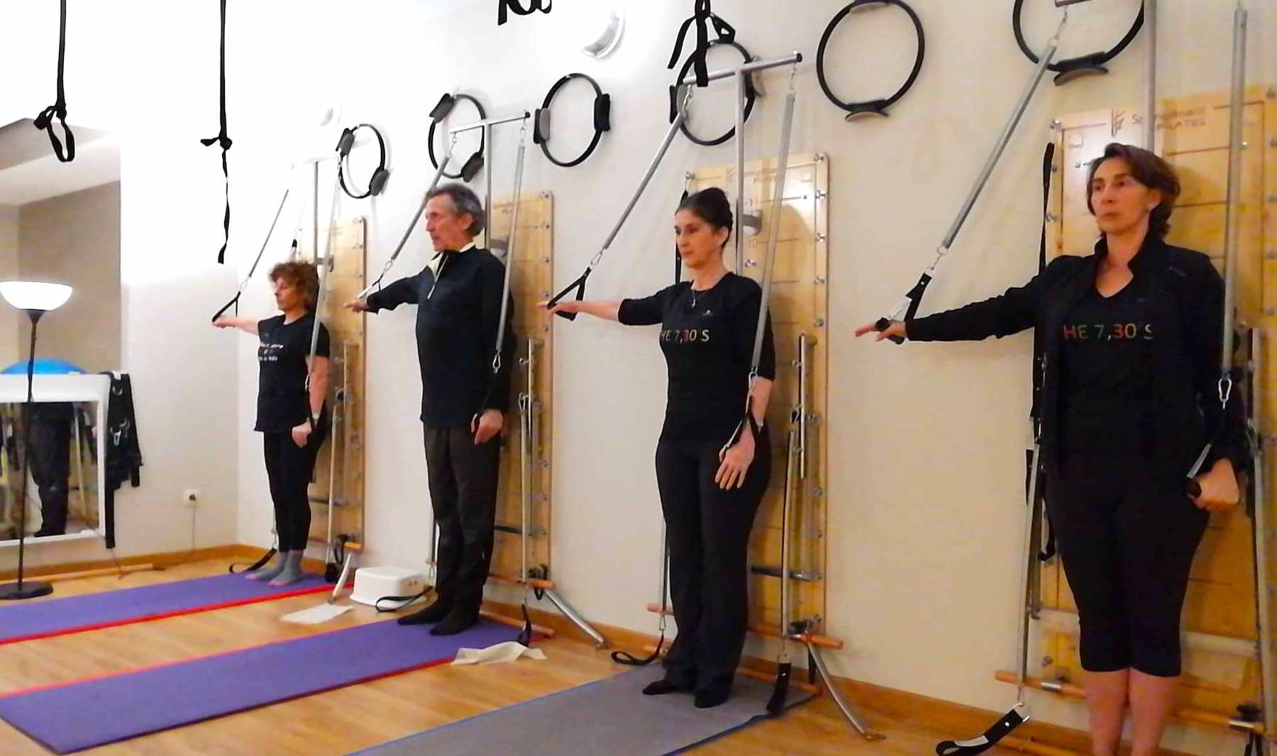 Pilates es para poner en forma a practicantes de todas las edades. Una clase de Pilates en PilatesBM-Torrelodones, Madrid.