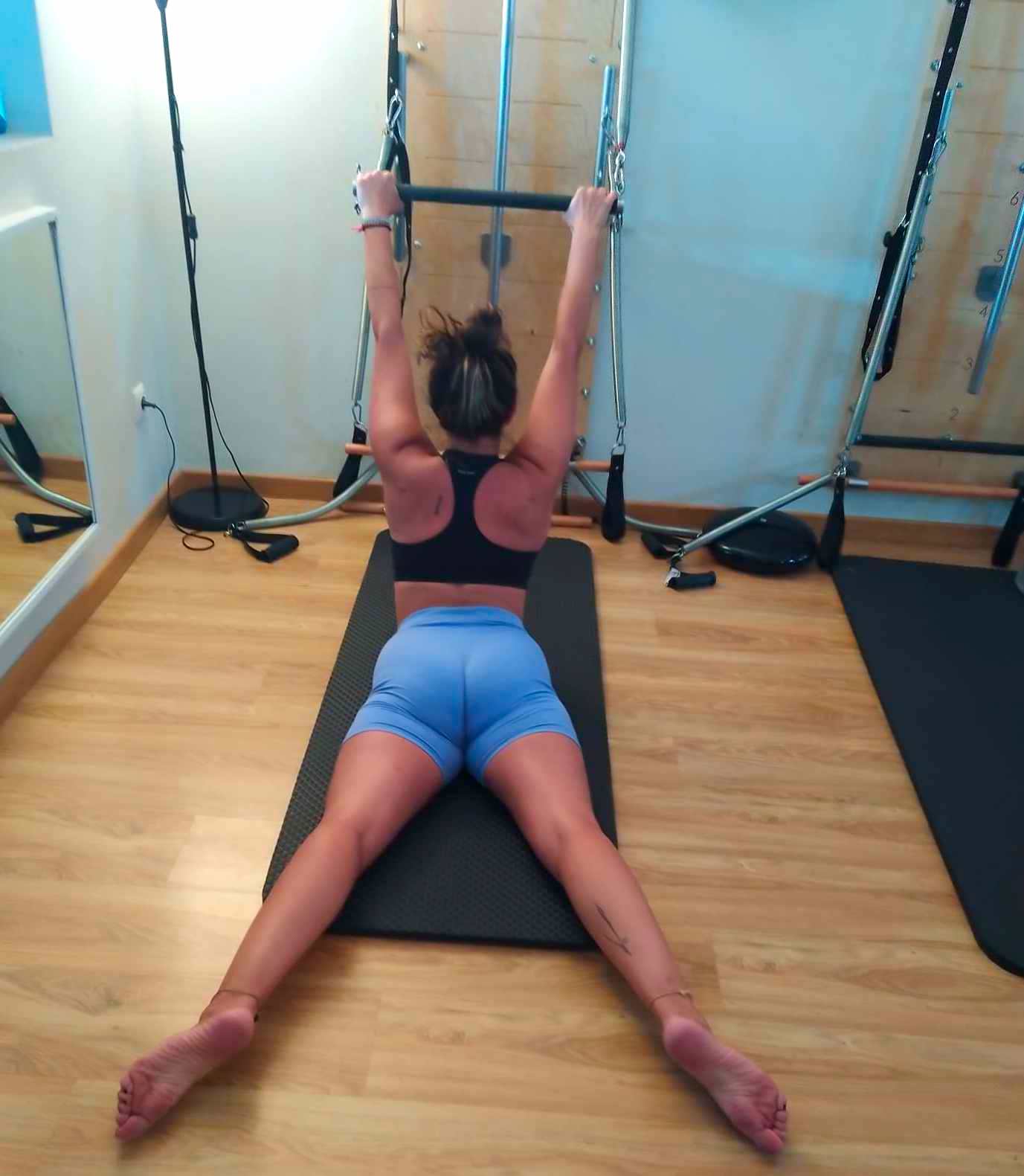"Lo que se produce tras las clases de Pilates es un alargamiento de las curvaturas fisiológicas de la columna, lo que se traduce en un afinamiento, un aumento, de la altura" nos dicen desde Pilates BM en Torrelodones, Madrid.