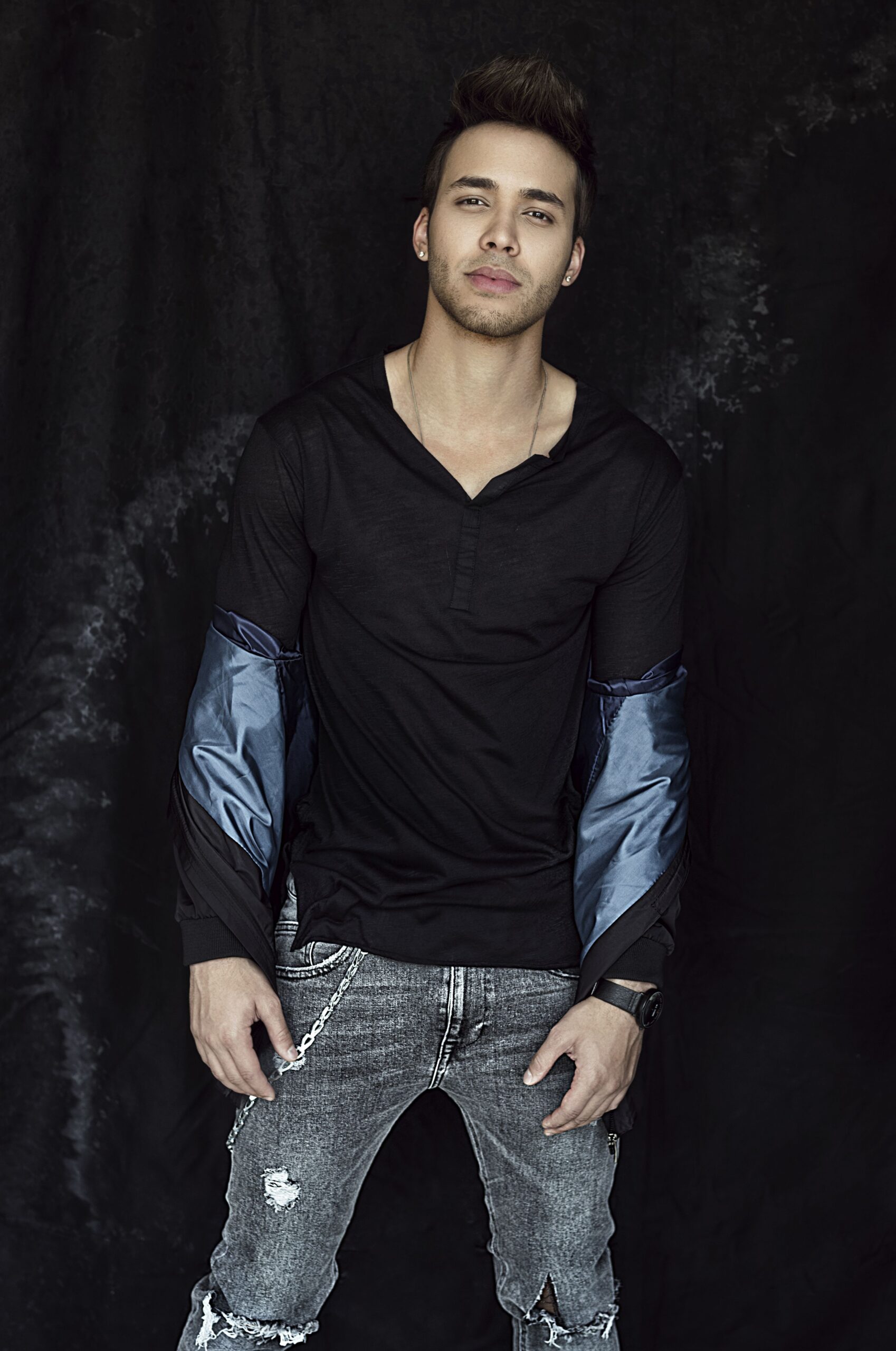 MIA01. MIAMI (ESTADOS UNIDOS), 21/6/2017.- Fotografía promocional sin fecha cedida por Sony Music que muestra al cantante estadounidense de origen dominicano Prince Royce. Royce aseguró hoy, miércoles 21 de junio de 2017, que su último sencillo junto a Farruko, "Ganas locas", una canción en la que la bachata se encuentra con el reguetón, refleja su voluntad de "innovar" más allá del género del que es exponente. EFE/SONY MUSIC/SOLO USO EDITORIAL/NO VENTAS