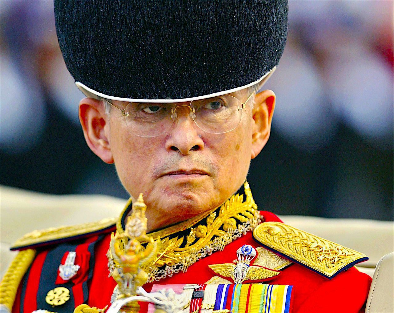 Fotografía de archivo del 2 de diciembre de 2003 del rey de Tailandia, Bhumibol Adulyadej, que falleció hoy a los 88 años en un hospital de Bangkok donde se encontraba ingresado desde hace más de un año, informó hoy la Casa Real en un comunicado. EFE/VINAI DITHAJOHN