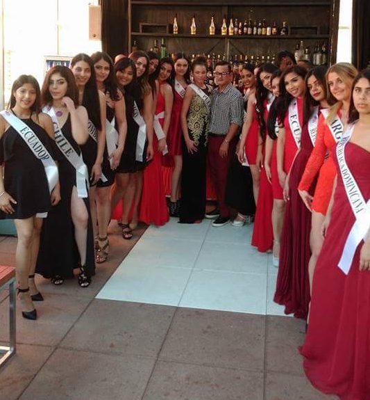 Las candidatas de Nuestra Reina Latina posan junto al couch y jurado Edgardo Virella en Cantina Rooftop, ubicado en Hell’s Kitchen, Manhattan, NY.