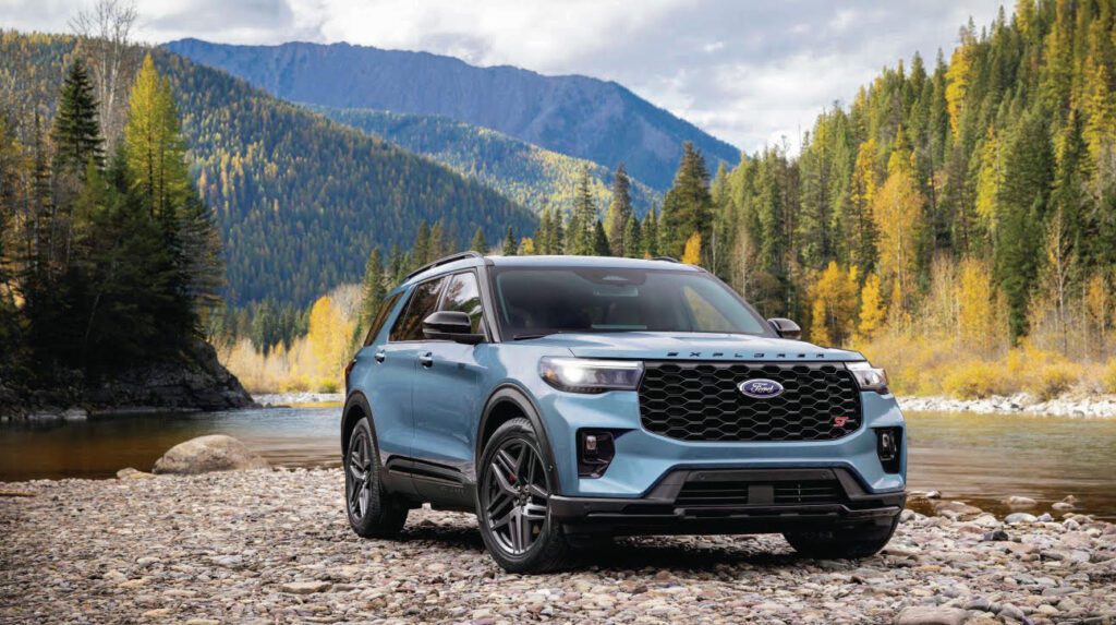 Ford ha rehecho completamente el tablero del Explorer, empujándolo hacia el capó para liberar un poco más de espacio y hacer que el área del pasajero delantero se sienta mucho más abierta.
