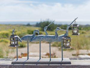 Sandpipers Lantern - Fundida a mano en aluminio y hierro con portavelas de vidrio en un acabado de zinc y bronce encalado. Para 3 velas de té. 