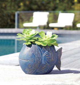Pesce Fish Planter - Aluminio fundido a mano, acabado azul índigo e incluye un orificio de drenaje en la parte inferior.