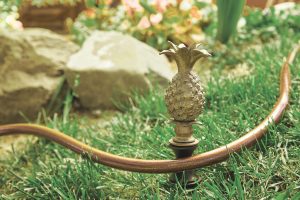 Pineapple Hose Guard - Aluminio fundido a mano, acabado de bronce dorado con reflejos cardenillo claro. 
