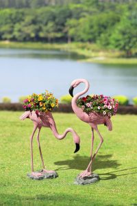 Tropical Flamingo Planters Pair - Aluminio fundido con acabado rosa. Mide 31 "y 22" de alto. 