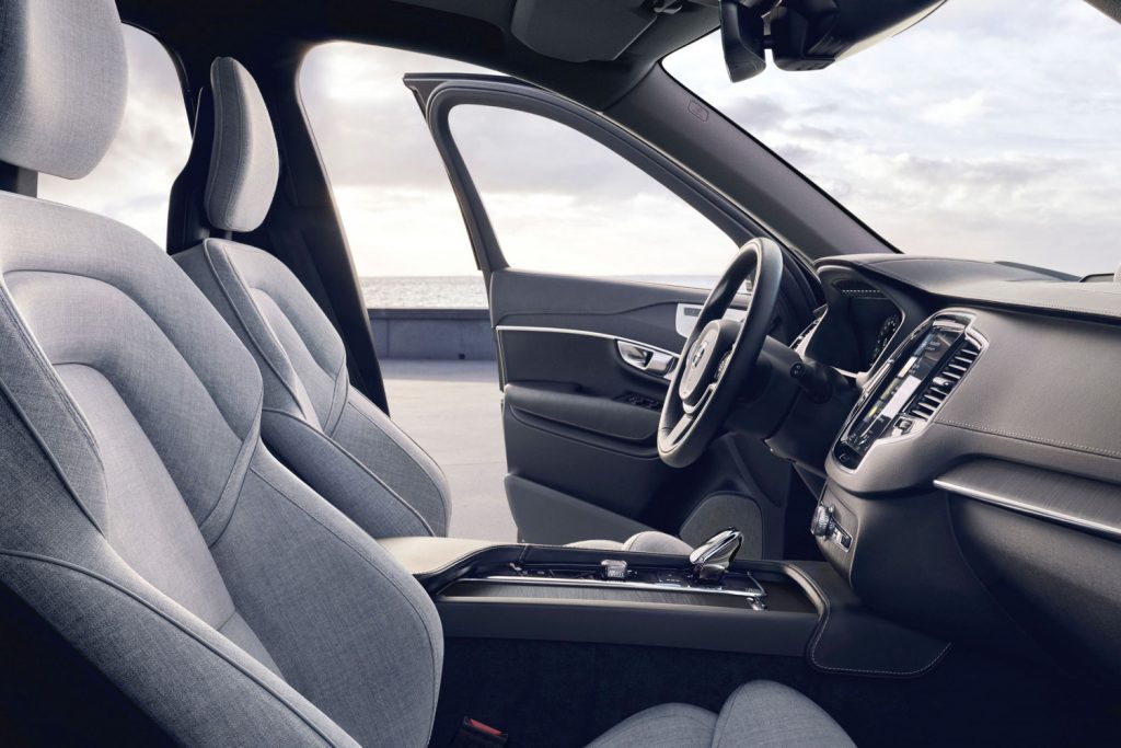 La amplia pantalla táctil de entretenimiento y el grupo de indicadores digitales disponibles son atractivos y generalmente responden rápidamente a las entradas. La pantalla de infoentretenimiento del XC90 responde rápidamente al tacto y tiene gráficos de navegación de aspecto nítido.