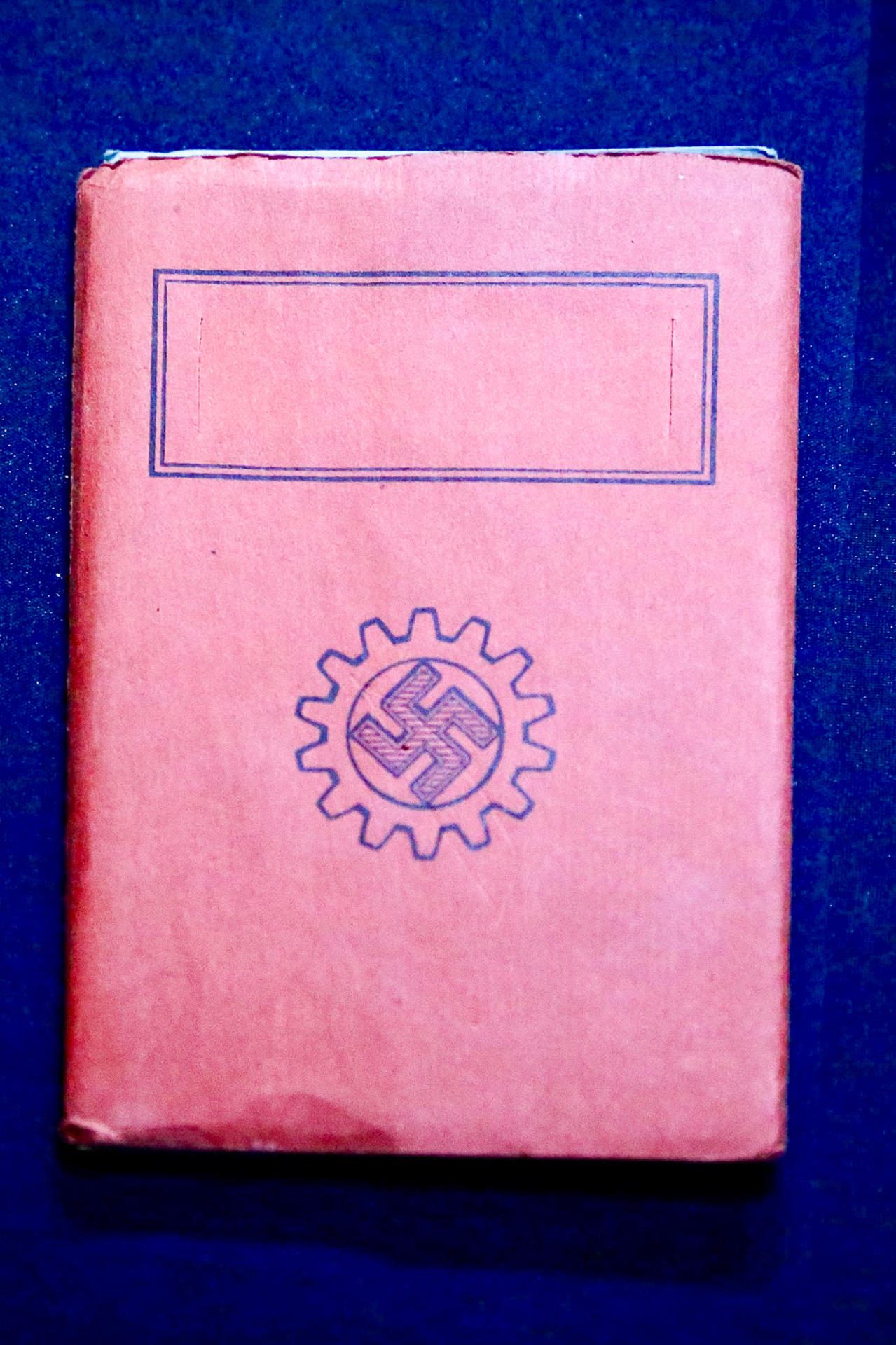 Fotografía cedida por la Corte Suprema de Justicia de un documento relacionado al nazismo. Varias cajas con libretas, postales, fotos y material de propaganda del nazismo que llegaron a Argentina en 1941 como parte de un envío diplomático alemán fueron halladas recientemente en dependencias de la Corte Suprema del país suramericano. EFE/ Corte Suprema de Justicia