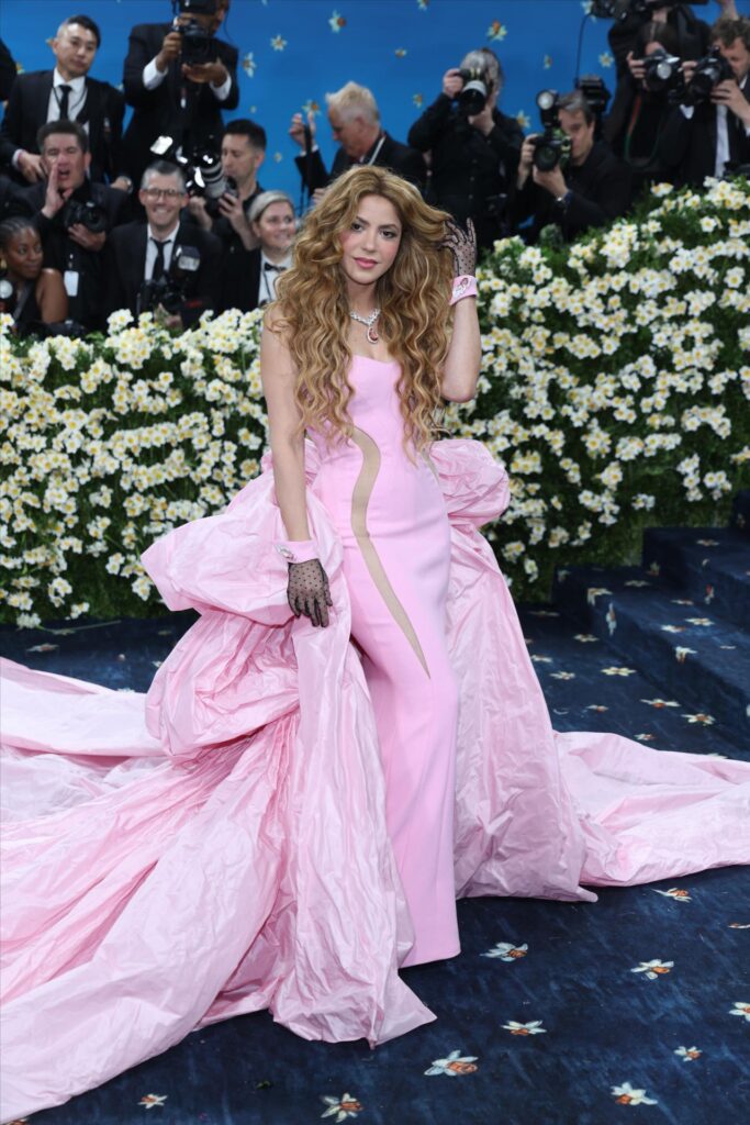 NEW YORK (United States), 05/05/2025.- Shakira poses on the red carpet for the 2025 Met Gala, the annual benefit for the Metropolitan Museum of Art's Costume Institute, in New York, New York, USA, 05 May 2025. The event coincides with the Met Costume Institute's spring 2025 exhibition Superfine: Tailoring Black Style which will be on view from 10 May 2025 through 26 October 2025.  (Nueva York) EFE/EPA/JUSTIN LANE