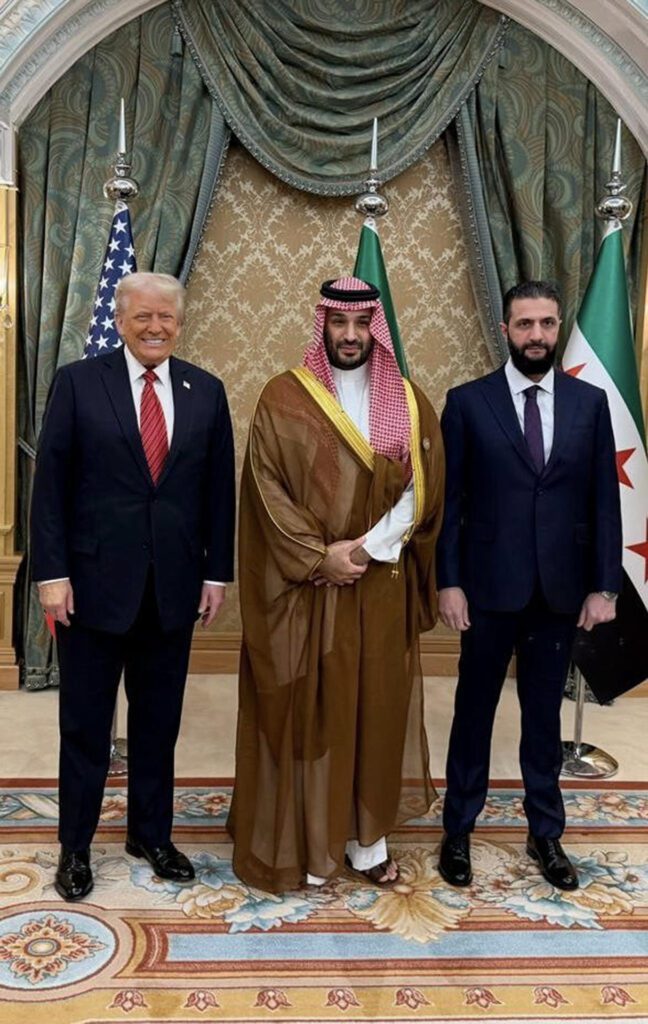 El presidente de Estados Unidos, Donald Trump (c), se reunió este miércoles con el presidente interino de Siria, Ahmed al Sharaa (i), durante más de media hora después de que el martes anunciara el levantamiento de todas las sanciones al nuevo gobierno de Damasco para darles "una oportunidad para ser grandes". La Casa Blanca detalló que en la reunión estuvo presente el príncipe heredero y de facto líder saudí, Mohamed bin Salmán (d), y se sumó por teléfono el presidente turco, Recep Tayyip Erdogan, quien "felicitó al presidente Trump por levantar las sanciones a Siria", algo que Bin Salmán definió como "valiente". EFE/Saudi Press Agency -SOLO USO EDITORIAL/SOLO DISPONIBLE PARA ILUSTRAR LA NOTICIA QUE ACOMPAÑA (CRÉDITO OBLIGATORIO)-