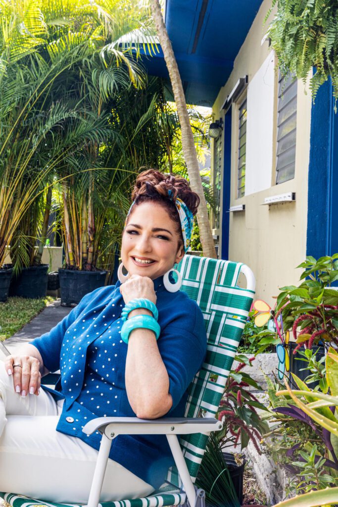 Fotografía cedida por Sony Music de la cantante Gloria Estefan sentada durante la producción de su sencillo "La vecina ('No se na')" en 'El Cuartelito' de Miami (Estados Unidos). EFE/Chepe José/Sony Music