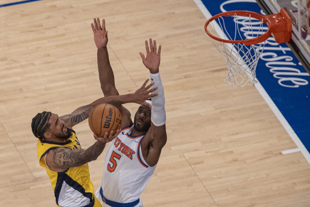 AME1953. NUEVA YORK (ESTADOS UNIDOS), 29/05/2025.- Obi Toppin (i) de Indiana sostiene el balón este jueves, durante un partido de la NBA entre New York Knicks y Indiana Pacers, en el Madison Square Garden en Nueva York (Estados Unidos). EFE/ Angel Colmenares