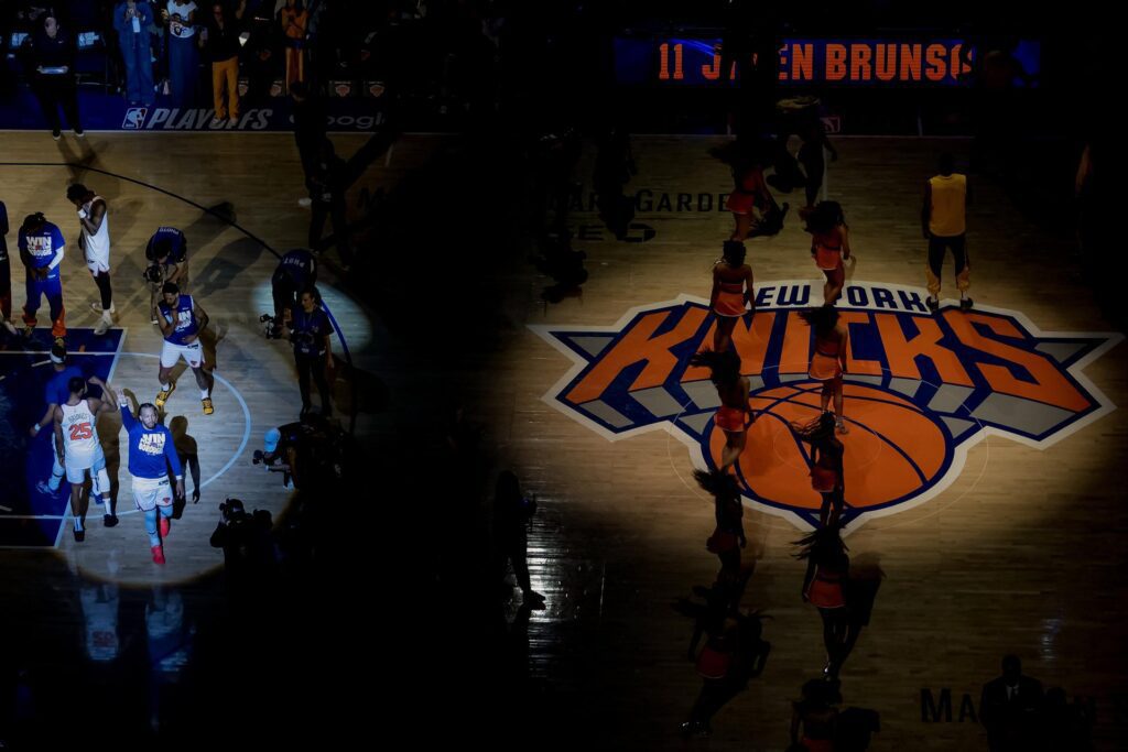 FOTODELDIA Nueva York (Estados Unidos), 30/05/2025.- El base de los New York Knicks Jalen Brunson (i) saluda a la afición antes del quinto partido de la final de la NBA de la Conferencia Este contra los Indiana Pacers en el Madison Square Garden de Nueva York, Estados Unidos. EFE/ Justin Lane PROHIBIDO SU USO POR SHUTTERSTOCK
