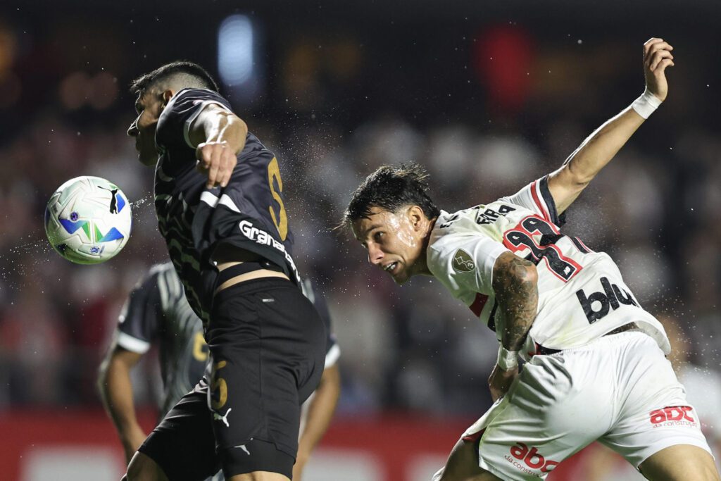 Ferreira (d) de Sao Paulo disputa un balón con Diego Viera de Libertad este miércoles, en el partido de la quinta jornada de la fase de grupos de la Copa Libertadores que terminó 1-1 en el estadio Morumbi. EFE/ Isaac Fontana