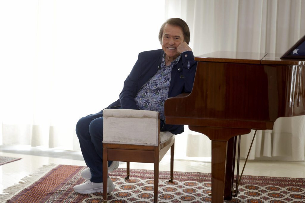 El cantante español Raphael en una entrevista con EFE, solo cuatro meses y medio después de su hospitalización y listo para recuperar su agenda profesional. EFE/ Juan Carlos Hidalgo