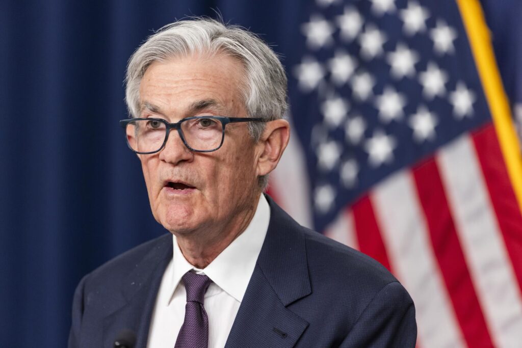 El presidente de la Reserva Federal de EE. UU., Jerome Powell, anuncia que la Fed no cambiará las tasas de interés después de su conferencia de política de dos días en Washington, DC, EE. UU., el 7 de mayo de 2025. EFE/JIM LO SCALZO