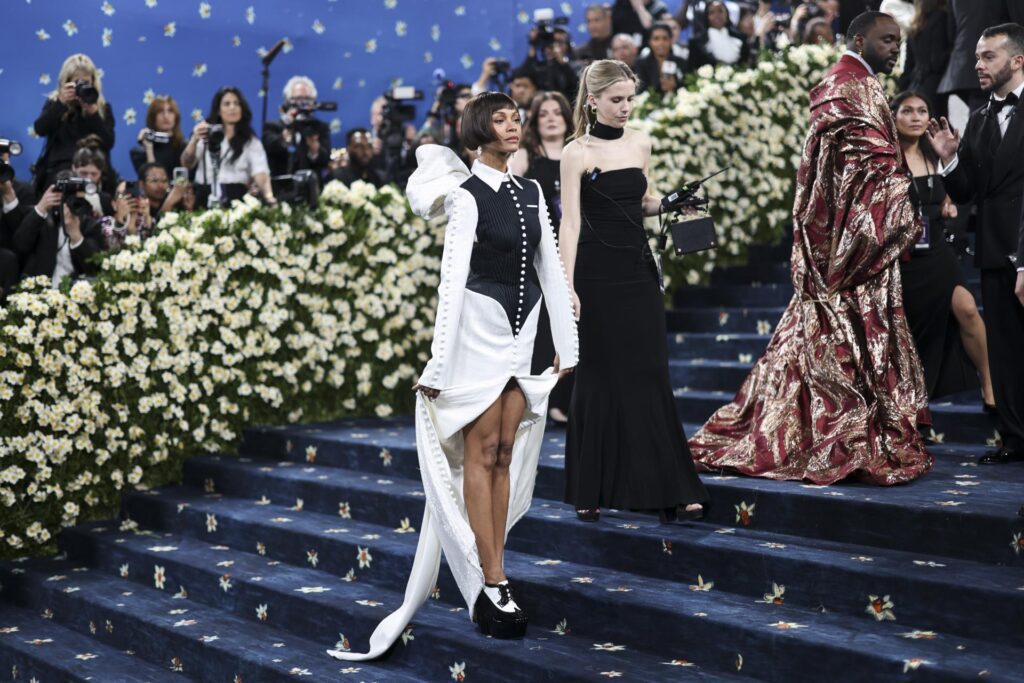 NEW YORK (United States), 06/05/2025.- Zoe Saldana poses on the red carpet for the 2025 Met Gala, the annual benefit for the Metropolitan Museum of Art's Costume Institute, in New York, New York, USA, 05 May 2025. The event coincides with the Met Costume Institute's spring 2025 exhibition Superfine: Tailoring Black Style which will be on view from 10 May 2025 through 26 October 2025.  (Nueva York) EFE/EPA/JUSTIN LANE