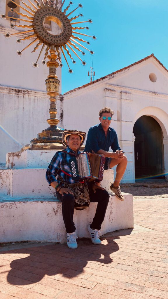 Fotografía cedida por Nevarez Communications del cantante colombiano Carlos Vives (d) junto al acordeonista Egidio Cuadrado, durante el rodaje del documental 'Regreso a Escalona'. EFE/ Nevarez Communications
