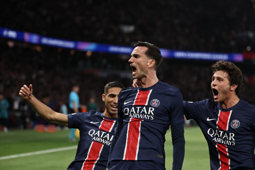 El jugador español del PSG Fabian Ruiz celebra el 1-0 durante el partido de vuelta de la UEFA Champions League jugado en el Parque de los Príncipes en París, Francia. EFE/EPA/CHRISTOPHE PETIT TESSON