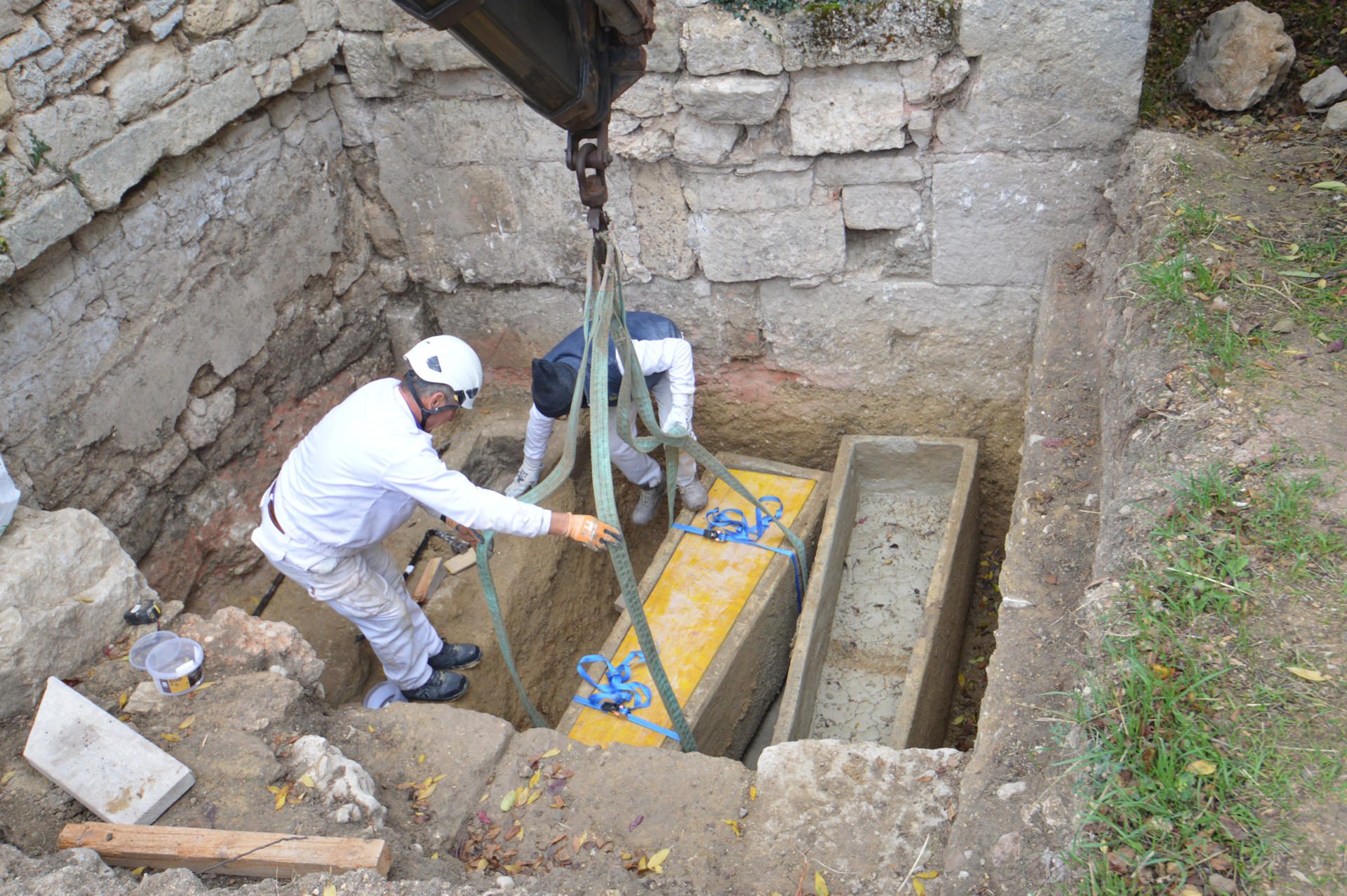 El hallazgo de dos sarcófagos intactos de época visigoda (siglo VI) ha sido la última sorpresa del proyecto arqueológico de la ermita de Montes Claros de Ubierna (Burgos), en la que se excava una necrópolis con mil años de enterramientos y que podría asentarse sobre un mausoleo romano, lo que la convertiría en el templo de culto cristiano conservado más antiguo de España.-EFE/Óscar González y Gerardo Martínez